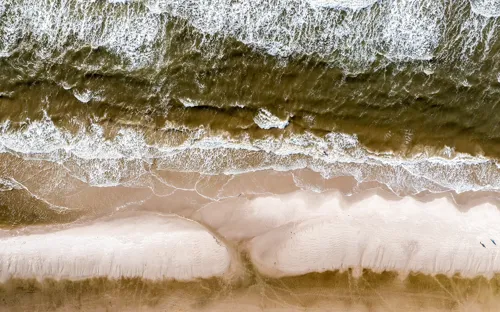 klithjem_badehotel_strand_drone_02.webp