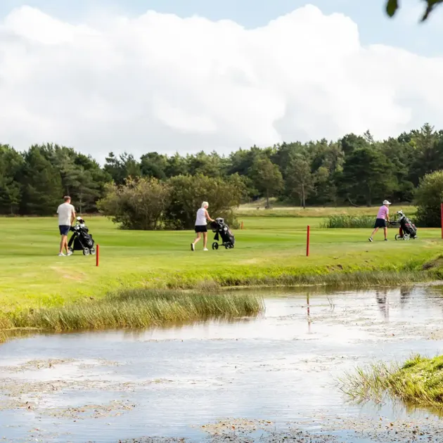 Klithjem_Badehotel_Vejers-Strand_blaavand-golf_bane_tur.webp