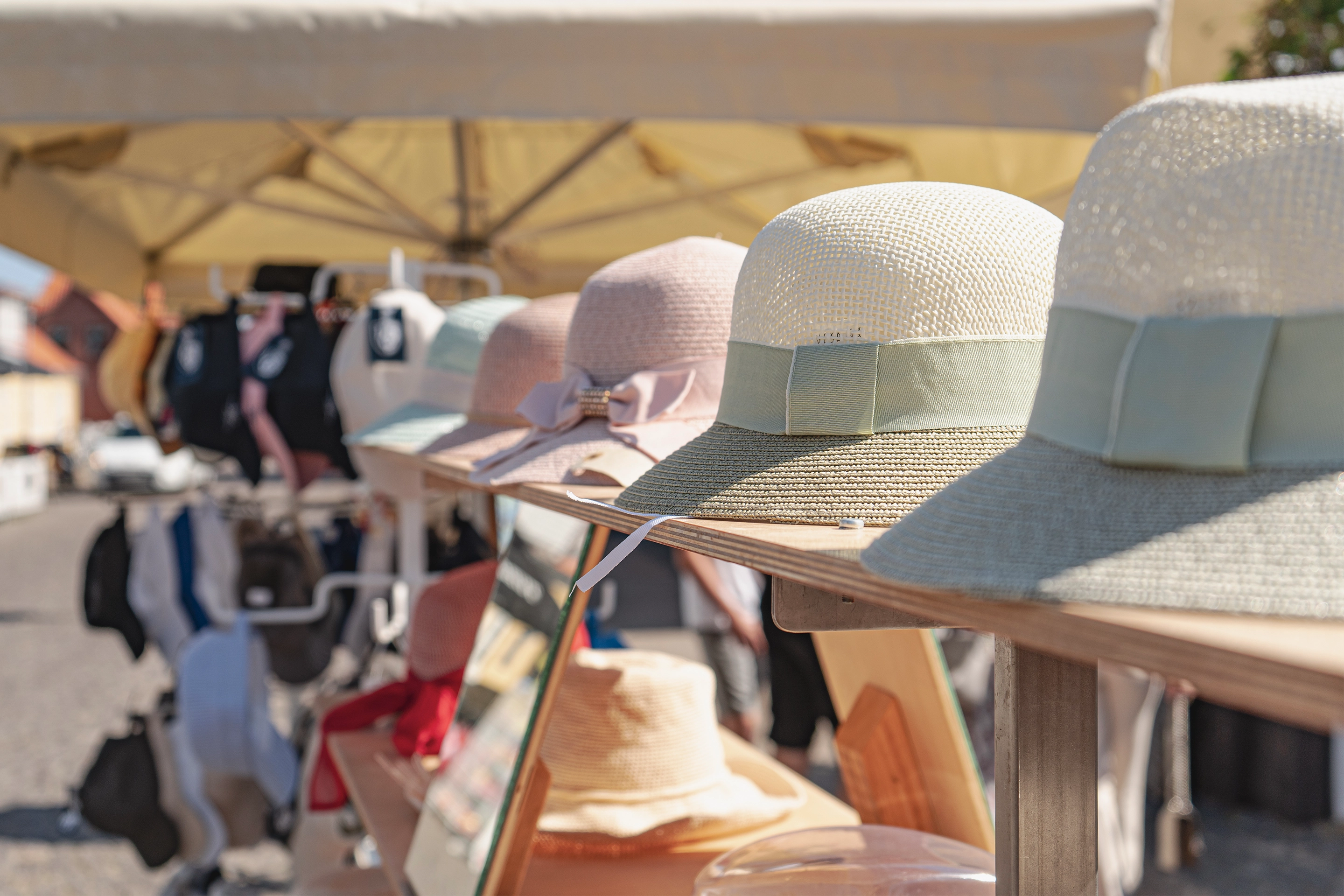 Klithjem_Badehotel_Vejers-Strand_Shopping_Hatte.webp