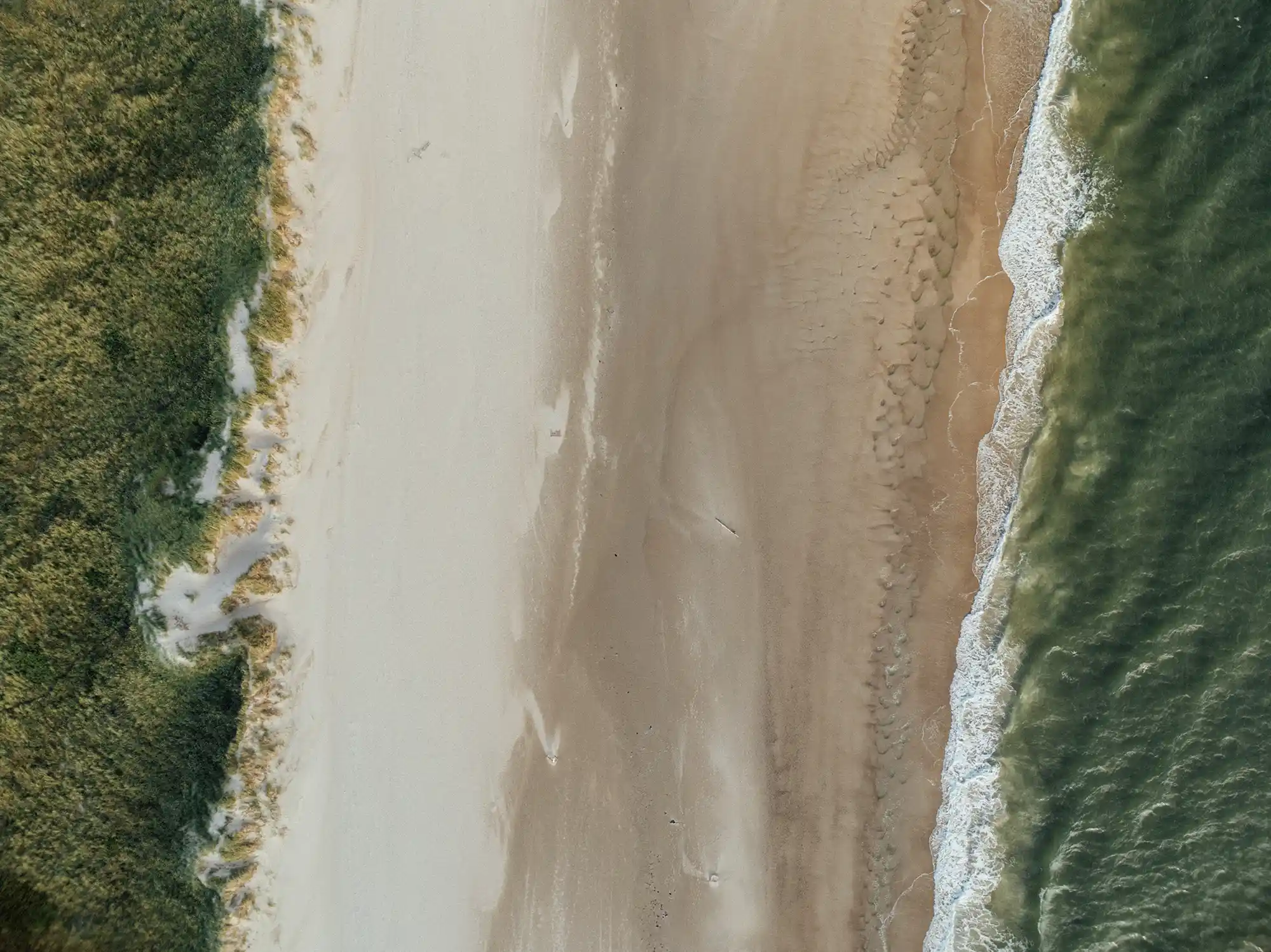 klithjem_badehotel_strand_drone.webp